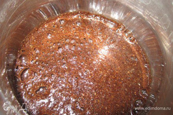 добавляем в турку к кофе миндаль, кто любит сладкий кофе-добавляйте сахар по вкусу. наливаем кружечку холодной воды