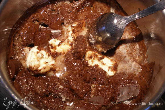 Шоколад поломать на кусочки и растопить на медленном огне вместе с маслом и сахаром.