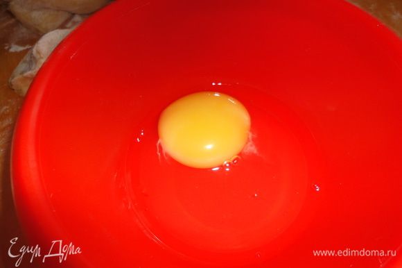 Взбить вилкой 1 яйцо и смешать с 2 столовыми ложками молока.