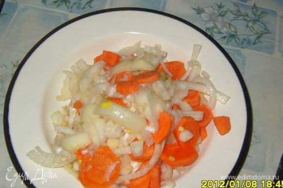 лук и морковь порезать полукольцами