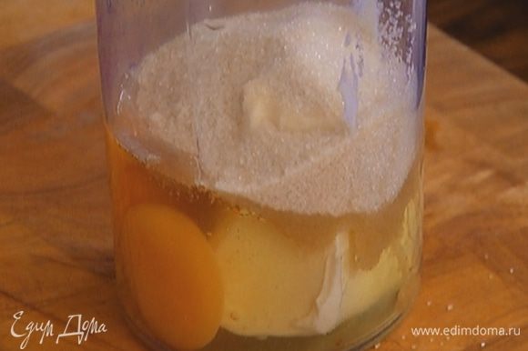 Яйца взбить с предварительно размягченным сливочным маслом и сахаром в однородную массу.