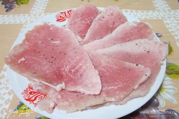 Мясо режем тонкими пластинами, отбиваем, натираем солью, перцем.
