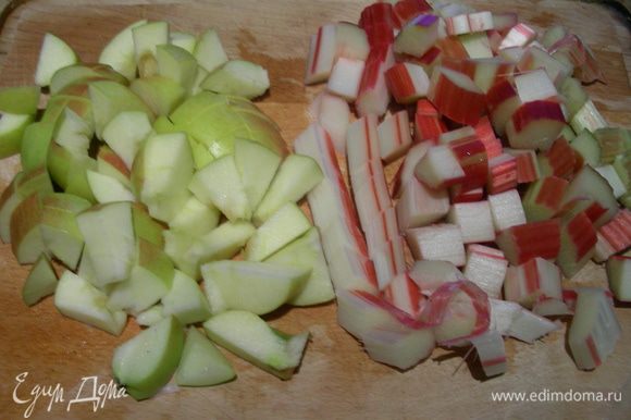 Ревень и яблоки режем средними кубиками.