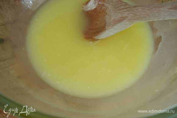Влить карамель из сливок и сахара в размягченное масло, перемешать до однородной массы.