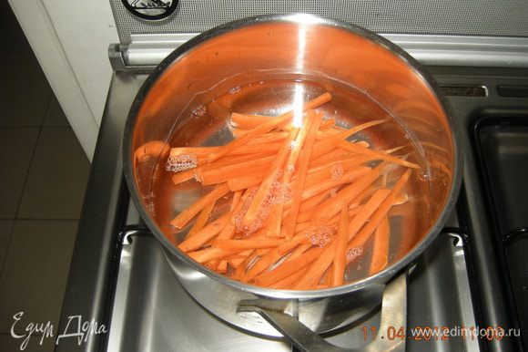 Морковь и фасоль по-очереди бланшируем в кипящей подсоленной воде пару минут, вынимаем шумовкой и отправляем в ледяную воду на секунду. Овощи таким образом сохраняют цвет!