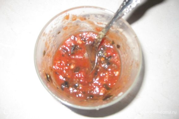 Готовим соус для заливки: для этого к перетертым томатам добавляем мелко рубленый чеснок, травы, соль, перец.