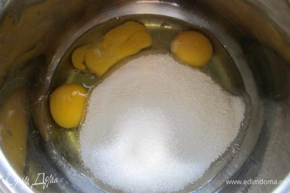 Растираем яйца с сахаром и отправляем в ёмкость с мёдом.
