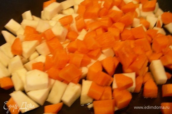В это время приготовьте овощную поджарку. Морковь и сельдерей нарежьте соломкой или кубиком. Разогрейте оливковое масло и обжарьте овощи до полуготовности, я обжаривала 5–7 минут.