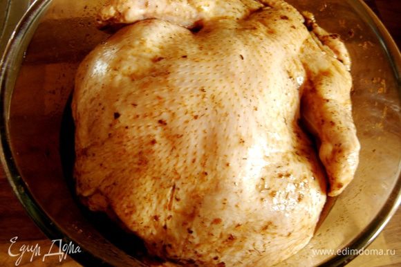 Смешать ингредиенты маринада и смазать им курицу.Оставить её мариноваться на 1-1,5 часа.