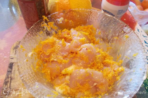 курочку нарезать натереть солью,перцем,размягченным сливочным маслом и натертой цедрой апельсина,затем обжарить на сковороде,на среднем огне до золотистой корочки со всех сторон 6-8 минут.
