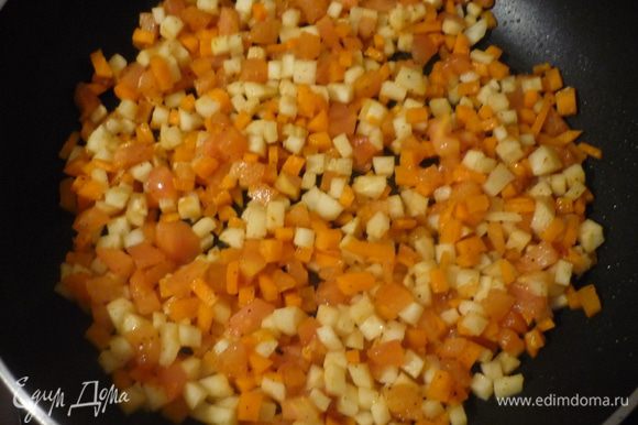 Нарезать кубиками помидоры, сельдерей и морковь, слегка обжарить в масле.