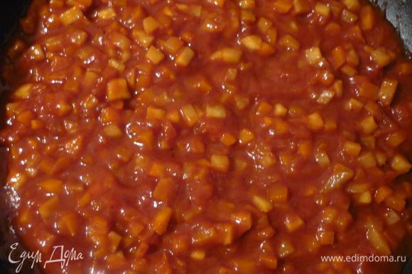 Добавить томатную пасту, развести водой до желаемой густоты, приправить солью, перцем. Потушить 15-20 минут.