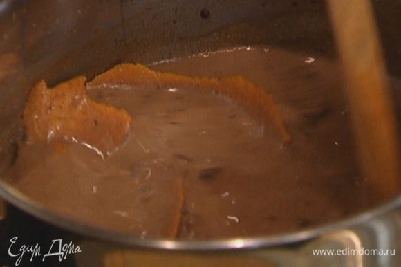 Добавить какао-пасту и апельсиновую цедру, вымешать, чтобы не было комков, довести до кипения и варить на медленном огне до готовности риса.