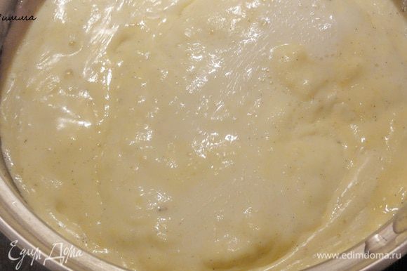Когда желтки всплывут, образуя пену по краям кастрюли, а молоко в центре начнет кипеть, быстро перемешайте венчиком всю массу не более одной минуты и снимите с плиты.