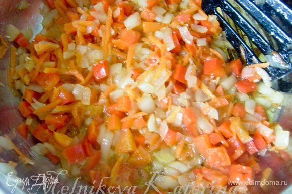 Нарезать мелко лук. Морковь натереть на терке. Нарезать кубиками болгарский перец. На этой же сковороде обжарить лук с морковью несколько минут, затем добавить перец и также тушить несколько минут.