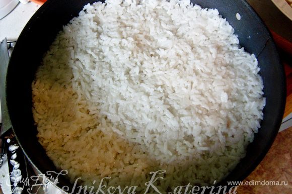 Выложить в форму для запекания слой риса, разровнять.
