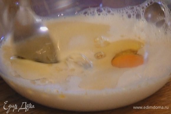 Соевое молоко соединить с яйцом и оливковым маслом, добавить лук, все перемешать.