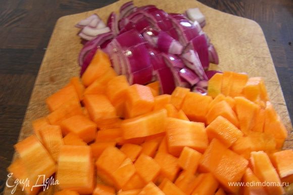 Режем небольшими кубиками лук и морковь.