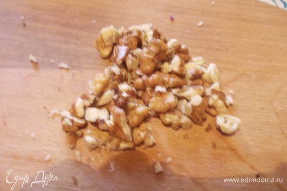Орехи мелко порубить