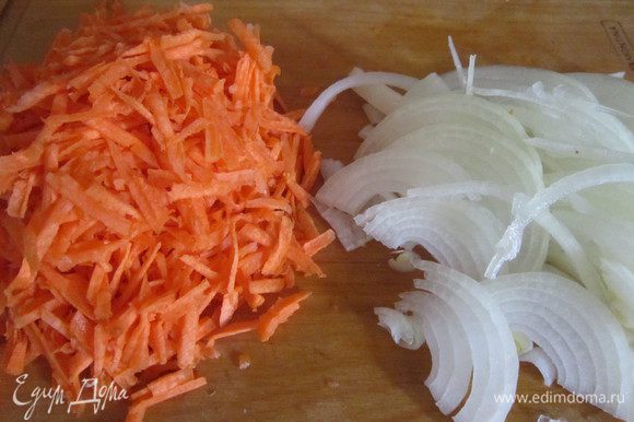 Морковь натереть на крупной терке, лук нарезать полукольцами.