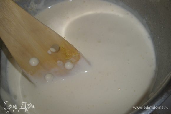В молочно-рисовую смесь добавить желтки, все перемешать и снять с огня.