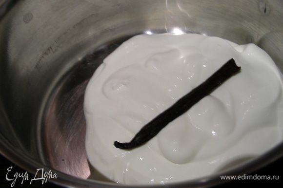 Для крема крем-фреш кладем в небольшую кастрюльку и добавляем ванильную палочку и ее семена. Доводим до кипения, убираем с огня и оставляем минут на 15.