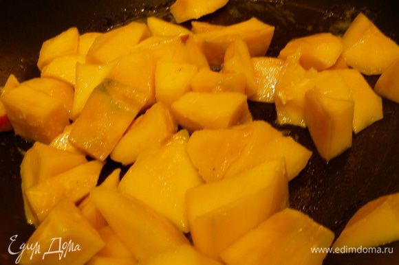 Манго режем средними кусочками. Разогреваем сливочное масло, добавляем манго и коричневый сахар и карамелизируем минут 5.