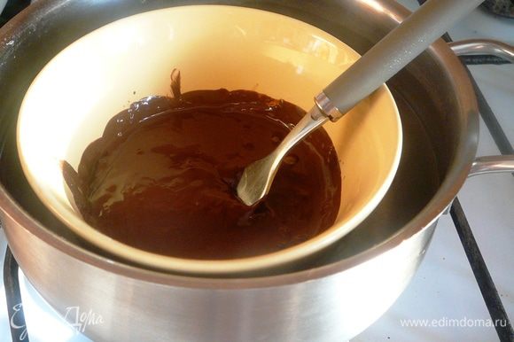 По истечении этого времени растопить на паровой бане шоколад. Шоколад должен быть с высоким содержанием какао (75-90%)