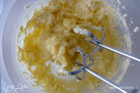 Масло сливочное (размягчённое)взбить с сахаром, добавить яйцо и банановое пюре.