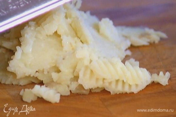 Картофель отварить в кожуре и тонко нарезать (можно использовать фигурный нож или специальную терку).