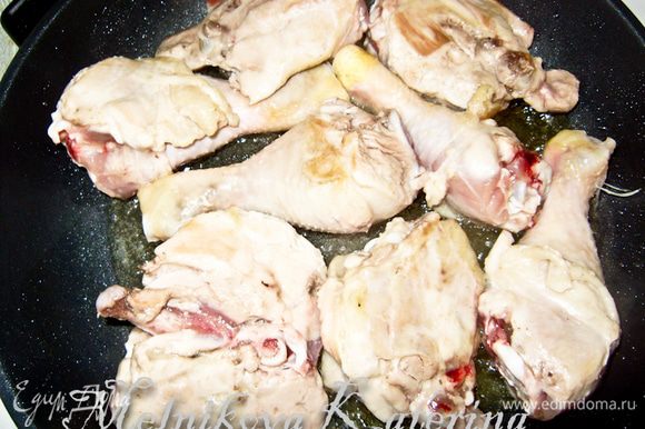 Куриные окорочка разрезать, отделить голень от бедра. На растительном масле обжарить по 2 минуты с каждой стороны. Выложить на тарелку.