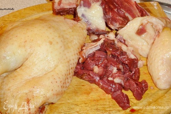 С мяса утки срежьте лишний жир, но не весь. Отделите мясо от косточек и нарежьте мелкими кусочками.