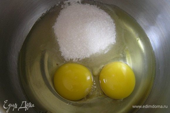 Смешать яйца и сахар в небольшой кастрюльке с толстым дном (при нагревании сахар не даст яйцам свернуться).