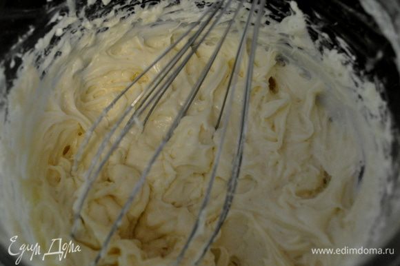Подготовим глазурь: Взбить слив.сыр со слив.маслом на сред.скорости и кремообразного состояния.Добавить сахарную пудру и соль, затем ванилин. Все перемешать.