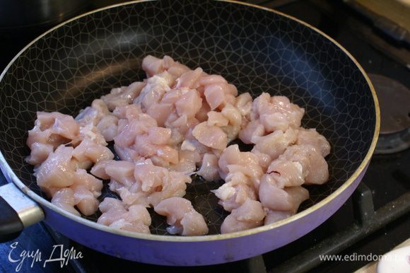 В раскаленную сковороду положите нарезанное кубиками мясо и обжаривайте несколько минут.