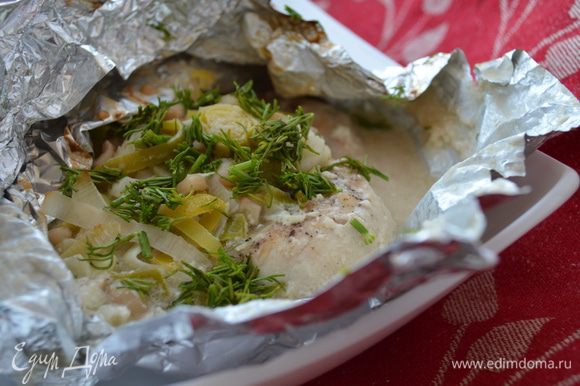 Посыпать готовое мясо зеленью. Подавать на стол прямо в конвертах!! Очень вкусно!!!