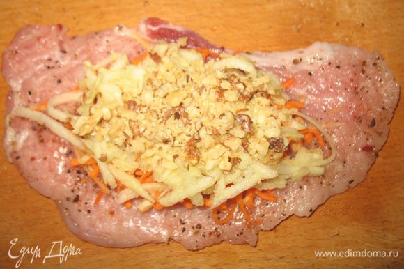 Начинаем собирать начинку. На центр кусочка мяса выкладываем морковь с сельдереем, сверху яблоки и присыпаем орехами.