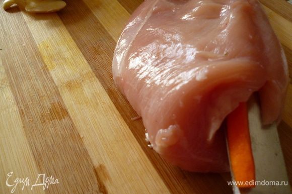 Нашпигуем филе.Ножом делаем прокол вдоль всего куска и засовываем кусок моркови(и так в нескольких местах).