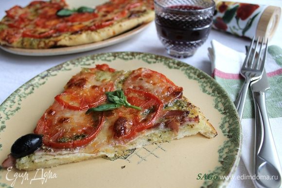 Готовую пиццу сбрызгиваем оливковым маслом ex.vir., смешанным со щепоткой паприки. Посыпаем порубленным базиликом (или кладём по несколько листиков на каждую порцию) и подаём с любимым вином. У меня красное сухое.:)