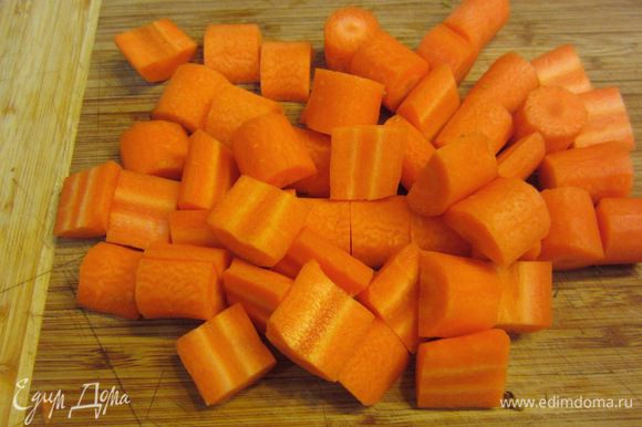 Можно использовать и немолодую и большую морковь. Главный принцип - хотите получить хороший результат - используйте качественные продукты. Почистите морковь, разрежьте на куски размером два сантиметра. Если морковь средняя - толстую часть дополнительно разрежьте вдоль пополам. Если морковь крупная, желательно удалить сердцевину.