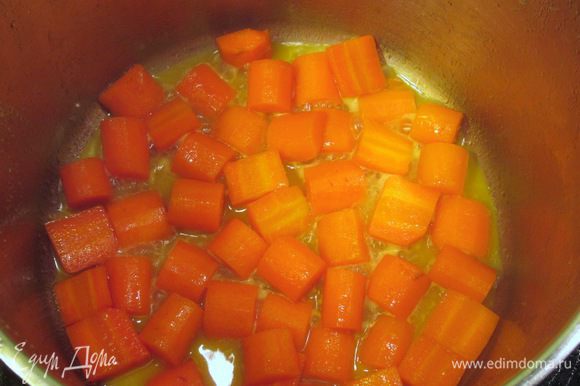 Доведите до кипения, накройте крышкой и уменьшите огонь до маленького. Готовьте морковь около 30 минут (старая готовится 45 минут). Снимите крышку, перемешайте морковь, прибавьте огонь и выпарьте воду. Перемешивайте морковь встряхиванием сотейника. Снимите с огня, положите вторую часть масла и еще раз хорошенько встряхните, чтобы масло хорошо обволокло каждый кусочек моркови. Полейте лимонным соком.