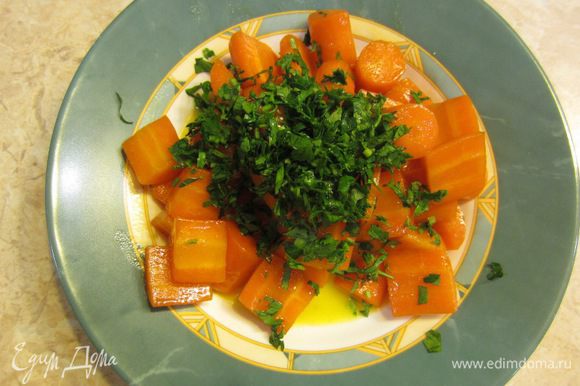 Перед подачей порежьте мелко петрушку, посыпьте сверху морковь.