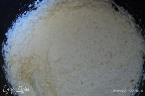 Приготовить вафельное тесто: взбить размягченное масло с просеянной сахарной пудрой. Продолжая взбивать, добавить по одному белки.