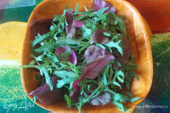 листья салата промыть и обсушить и разбросать на тарелке.
