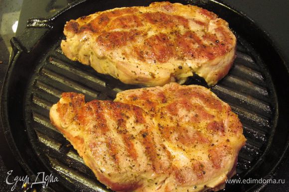 Проткните мясо спицей. Если вытекает розовый сок, жарьте еще некоторое время. Теперь проверяйте мясо каждые пару минут. Переложите мясо в блюдо и поставьте в теплую духовку (50-80 градусов) - минут на 15.