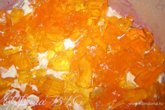 Затем, 1/2 часть белого суфле+апельсиновое желе. Накрыть коржом.
