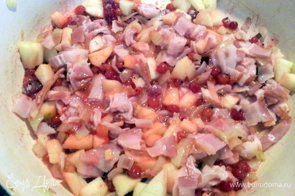 Потушить 2-3 минуты. При помешивании, стараться размять ягодки лопаткой. Добавить панировочные сухари, как бы загустить начинку, т.к яблоки и ягоды дадут свой сок. В начинку добавить все специи и соль. Дать чуть остыть.