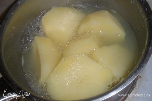 Картофель отварить в подсоленной воде. Воду слить, смять в пюре. Сыр натереть на крупной терке, укроп мелко порезать.