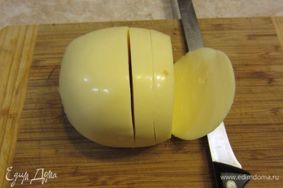 Отрежьте моцареллу толстыми ломтями толщиной около сантиметра. Сделайте из ломтей куски, которые хорошо поместятся внутрь грудок.