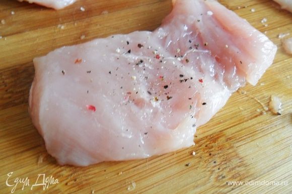 Слегка посолить и поперчить филе с двух сторон,сложить курицу в миску и залить соевым соусом,смешанным с оливковым маслом.